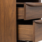 Table de chevet en noyer massif de style Mid-Century Modern
