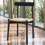 Chaise de salle à manger noire de style Mid-Century Modern avec cadre en chêne massif