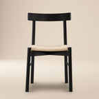 Chaise de salle à manger noire de style Mid-Century Modern avec cadre en chêne massif