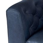 Fauteuil de salon en cuir bleu nuit, style classique moderne avec dossier capitonné