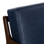 Fauteuil moderne en cuir bleu nuit avec cadre en bois séché au four