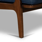 Fauteuil moderne en cuir bleu nuit avec cadre en bois séché au four