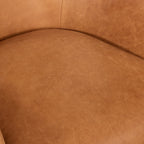 Fauteuil de salon traditionnel en cuir couleur cognac avec un cadre en bois séché au four