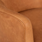 Fauteuil de salon traditionnel en cuir couleur cognac avec un cadre en bois séché au four