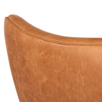 Fauteuil de salon traditionnel en cuir couleur cognac avec un cadre en bois séché au four