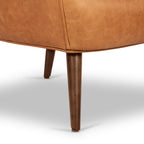 Fauteuil de salon traditionnel en cuir couleur cognac avec un cadre en bois séché au four