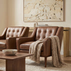 Fauteuil de salon moderne en cuir marron caramel avec dossier capitonné