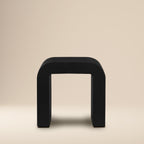 Table d'appoint moderne en béton noir avec construction résistante aux intempéries