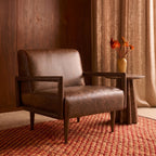 Fauteuil moderne en cuir marron chocolat avec cadre en bois séché au four