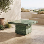 Table basse moderne en vert algue avec une structure résistante aux intempéries